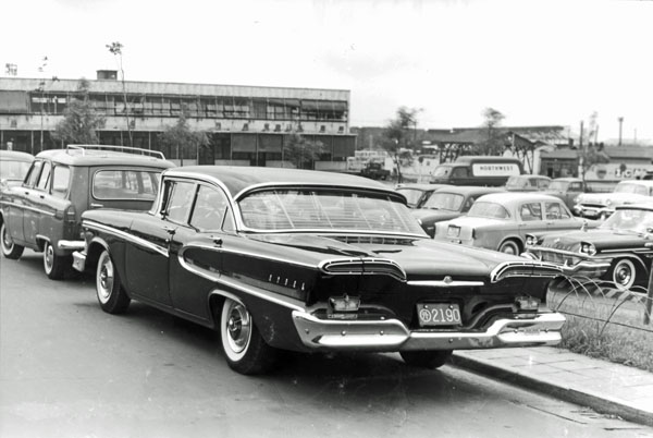 (01-5c)(036-18) 1958 Edsel Pacer 4dr Sedan.jpg